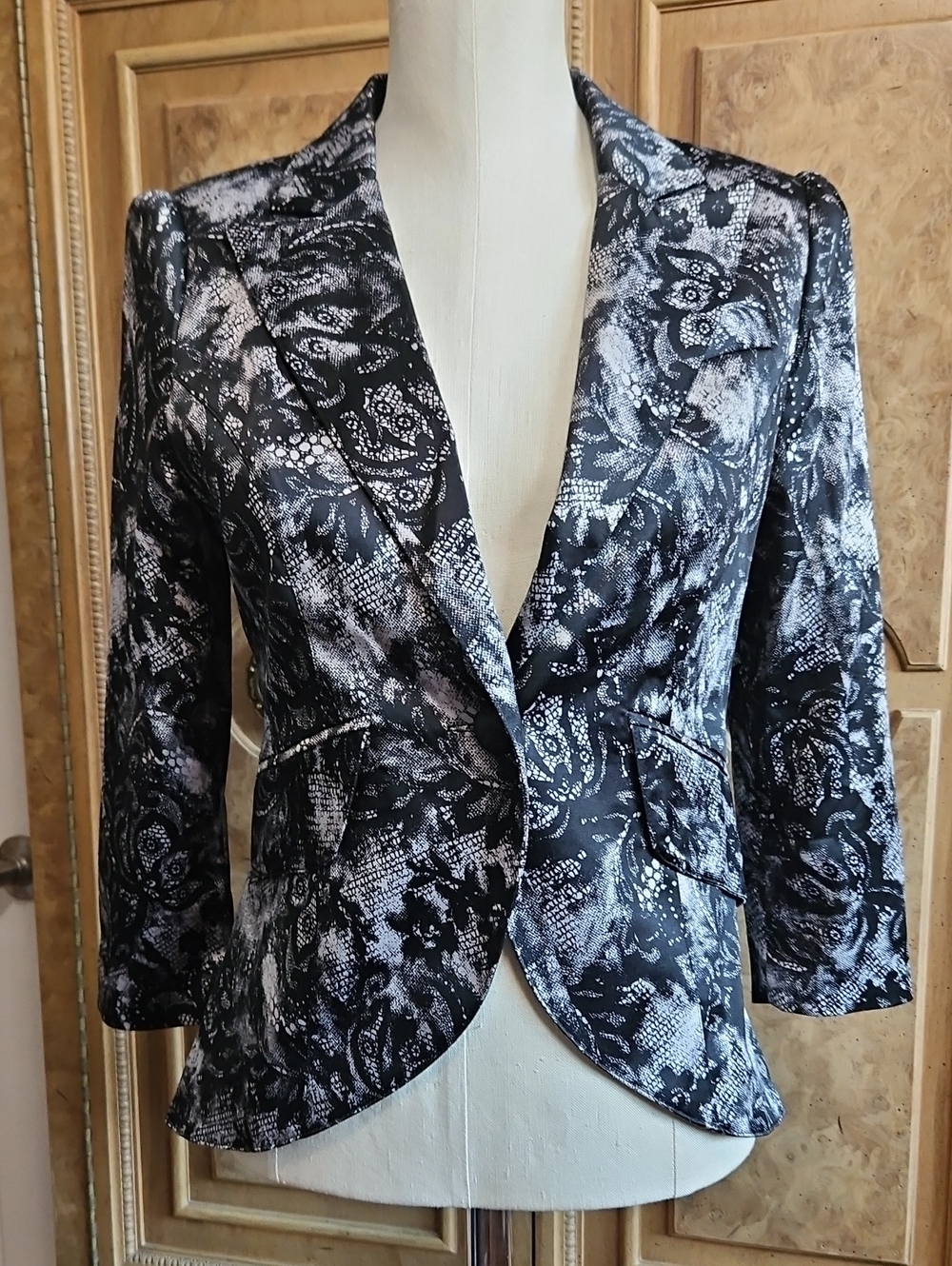 Bellatrix Black & Silver One Button Patterned Tailored Blazer 3/4 Sleeves